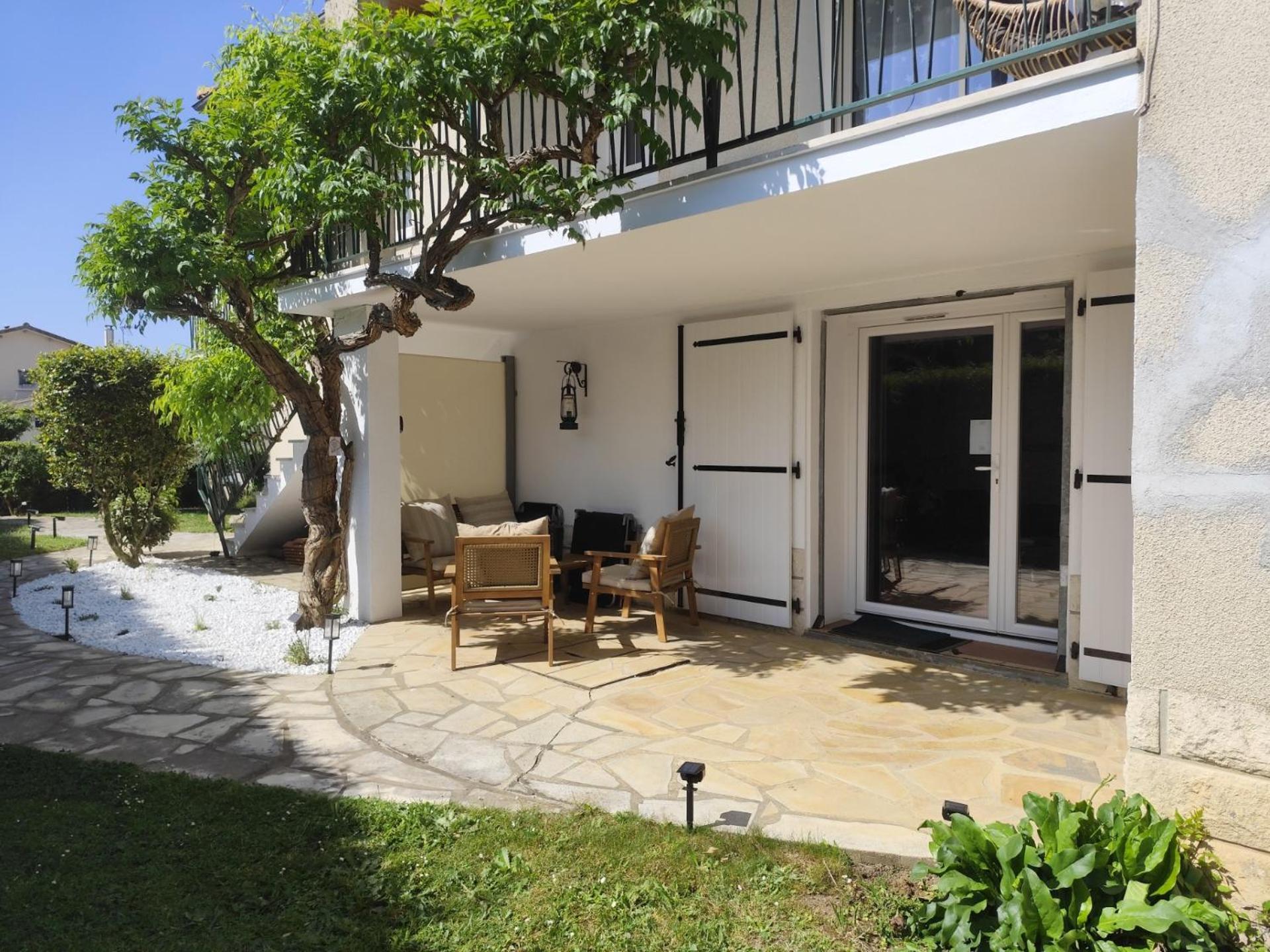 Au 9Eme Art Apartment La Rochefoucauld Ngoại thất bức ảnh